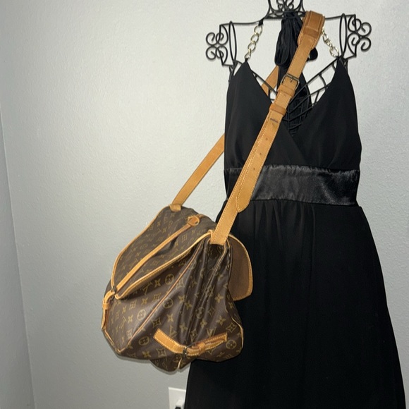 LOUIS VUITTON Saumur 30 Monogram Canvas Bag - Picture 4 of 16